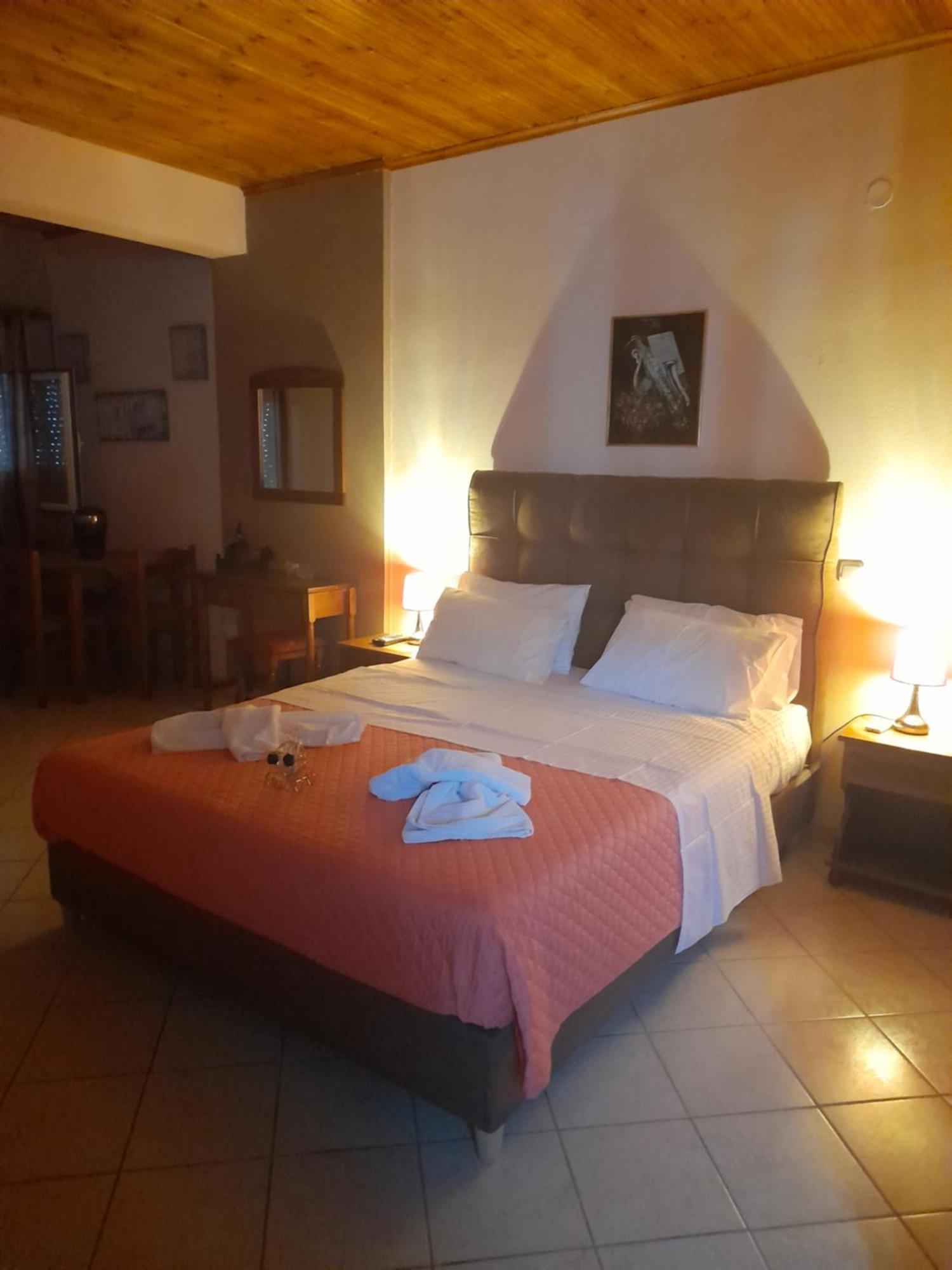 Delfini Aparthotel Akhladheri ภายนอก รูปภาพ